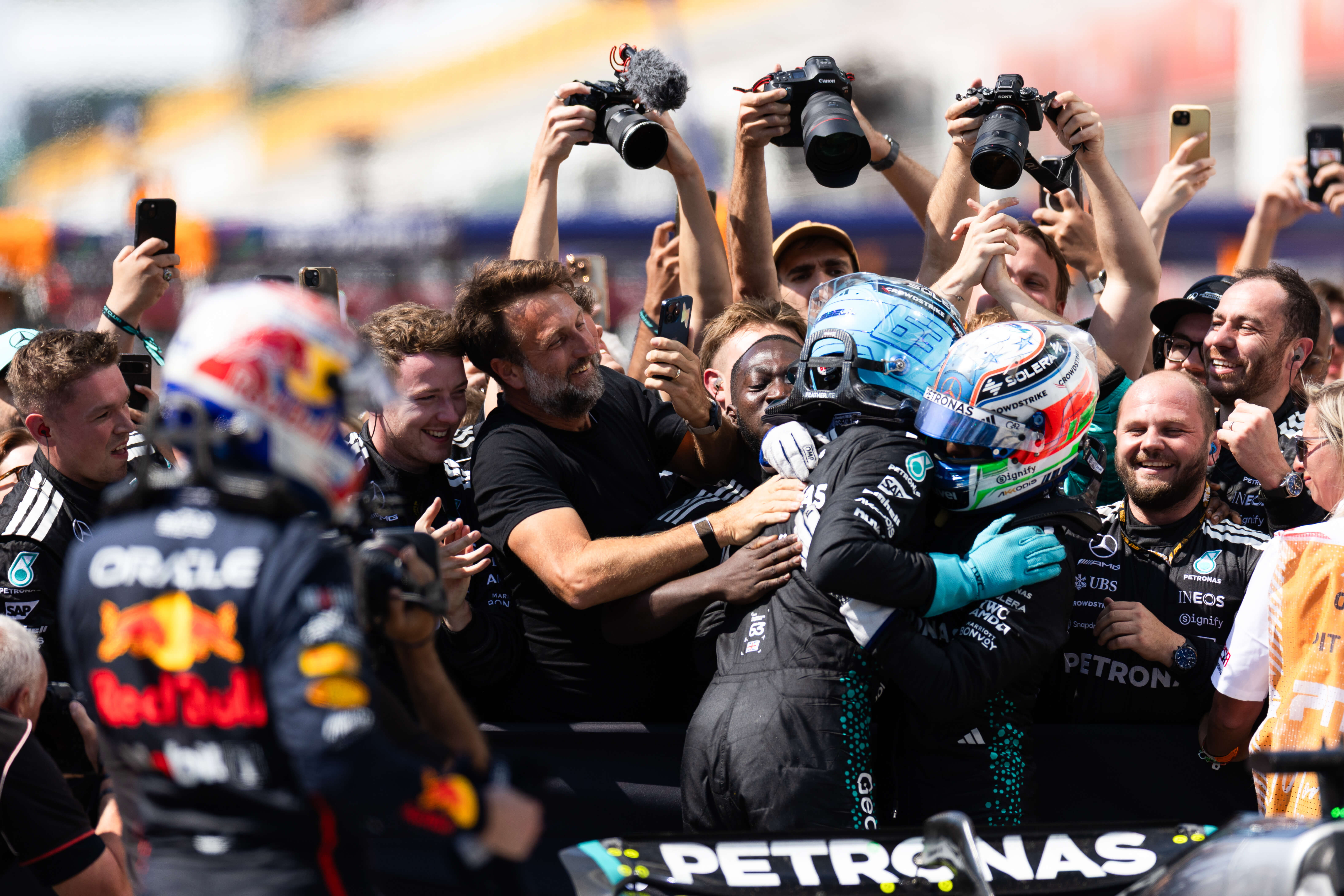 IM体育数据分析平台-梅赛德斯险胜法拉利，佩雷兹扛起全队的简单介绍