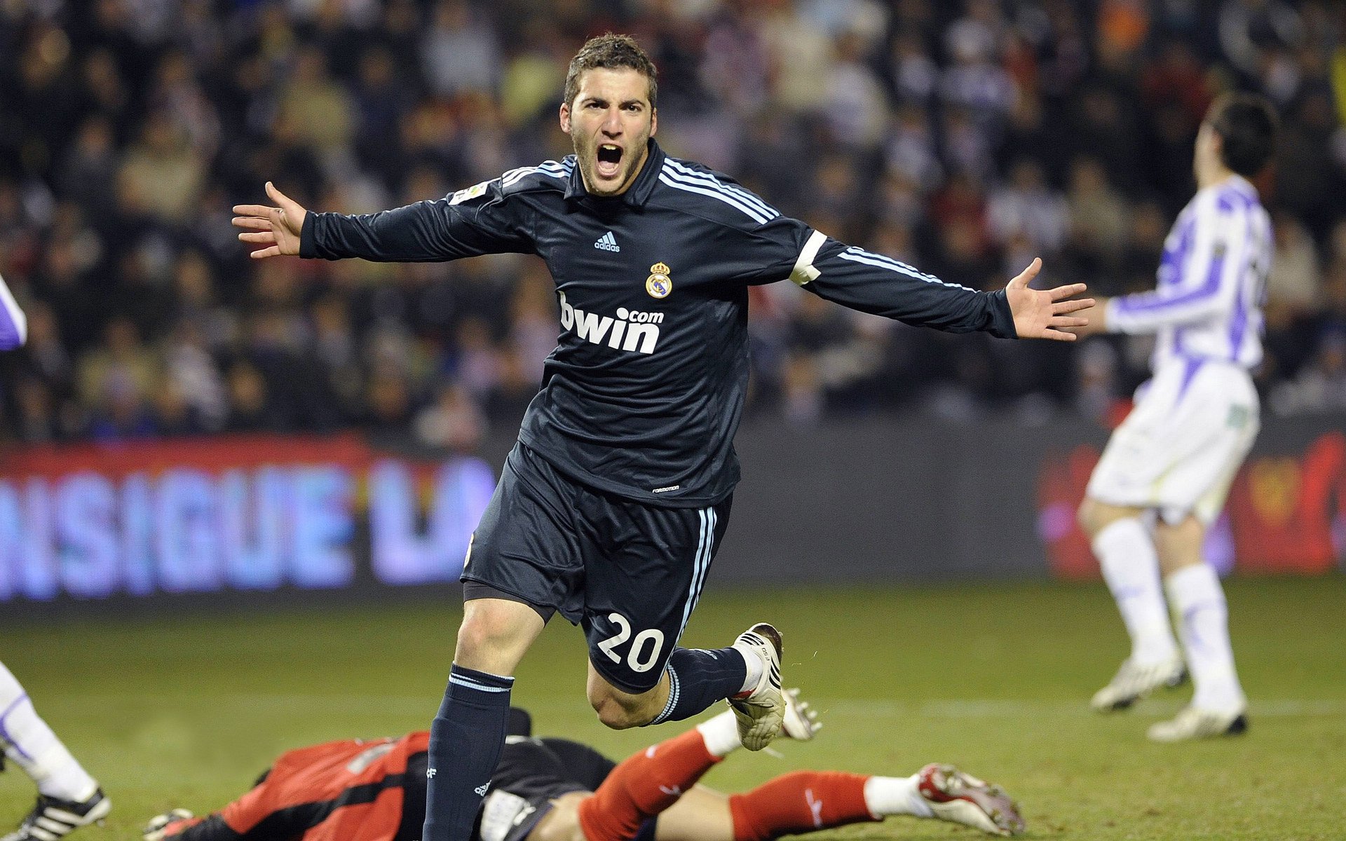 IM体育赛事直播入口-赛道与球场,欧文之夜,F1揭幕战的双重奏